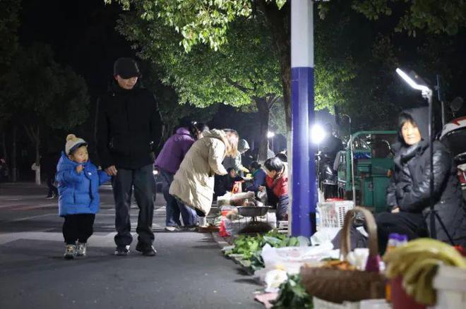 个县城创造罚款收入下降“奇迹”开元棋牌政府大楼旁可以摆摊这(图8)